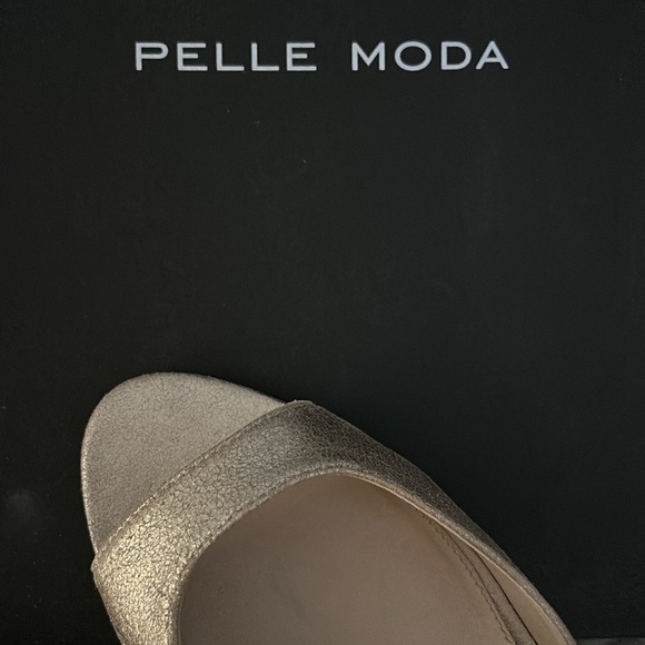 Metallic Gold pumps - Picture 4 of 4